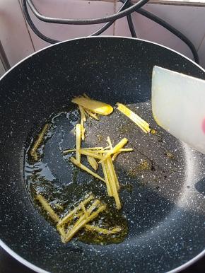 锅里加入植物油，然后加入姜丝炒香。喜欢吃辣的可以加一点辣椒段一起翻炒。