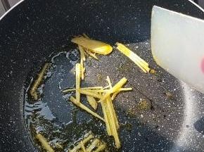 锅里加入植物油，然后加入姜丝炒香。喜欢吃辣的可以加一点辣椒段一起翻炒。