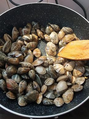 加入蚬子翻炒。