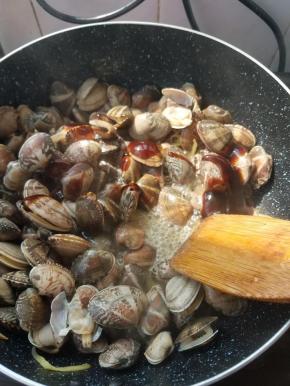 加料酒，盐翻炒。