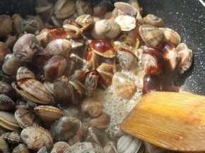加料酒，盐翻炒。
