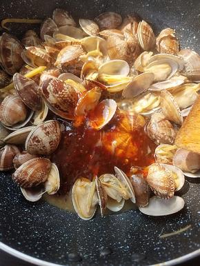 加入甜辣酱继续大火翻炒。