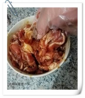 用手反复揉搓，让肉片入味。