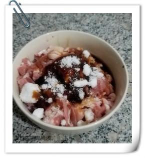 猪五花切片，也可以直接选择猪肉馅，加入除蜂蜜的所有配料。