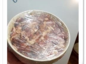 用保鲜膜密封好，放入冰箱冷藏隔夜，如果有精力的话，中间可以拿出来揉搓几次。
