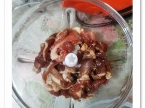 先取出一部分放入绞肉机，搅打成泥。