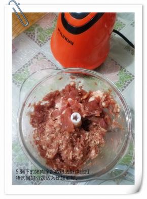 然后加入剩下的猪肉继续搅打。