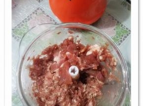 然后加入剩下的猪肉继续搅打。