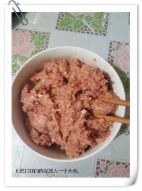 把搅打好的肉泥放入一个大碗。