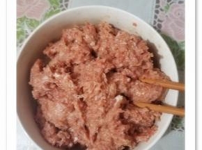 把搅打好的肉泥放入一个大碗。