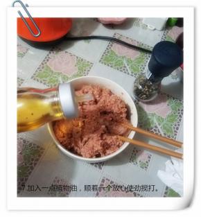 加入一点植物油，顺着一个放心使劲搅打。