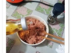 加入一点植物油，顺着一个放心使劲搅打。
