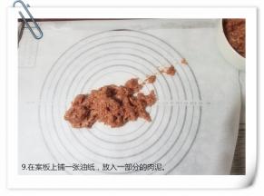 在面板上铺一层油纸，倒入一点肉泥。