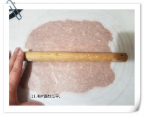 用擀面杖压平。
