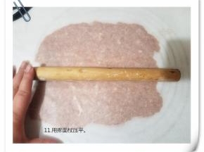 用擀面杖压平。