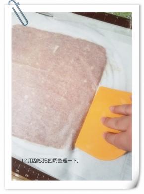 用刮板把四周找齐整理一下。