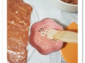 去掉上面的油纸，准备好羊毛刷跟蜂蜜。