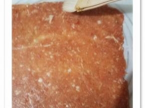 轻轻地在表面刷一层蜂蜜。