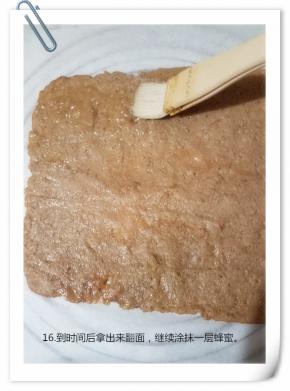 翻面继续刷一层蜂蜜，再入烤箱烘烤20分钟，这次的时间根据喜欢的软硬程序做一下调整。