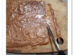 取出后用剪刀把边边剪掉。