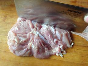 鸡腿去骨在肉厚的地方用刀轻轻拉几刀（不要拉透）
