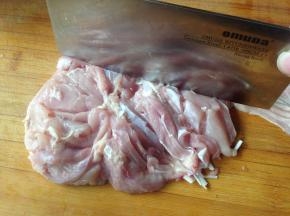 鸡腿去骨在肉厚的地方用刀轻轻拉几刀（不要拉透）