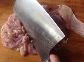 然后用刀背轻轻捶打