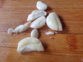 大蒜拍扁（我喜欢蒜香味大的，不喜欢的可以省略）