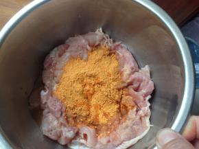 鸡腿肉入盆倒入奥尔良腌料和1汤匙料酒