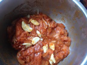 用手慢慢抓匀（如果干的话再加入少许水），加入蒜瓣抓匀，让鸡肉充分吸收腌料，放冰箱腌制24小时