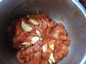 用手慢慢抓匀（如果干的话再加入少许水），加入蒜瓣抓匀，让鸡肉充分吸收腌料，放冰箱腌制24小时