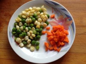 胡萝卜切小丁，玉米粒和豌豆粒煮熟备用