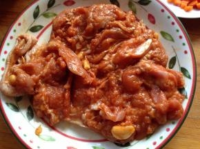 取出腌好的鸡肉，鸡皮向下铺在盘子里