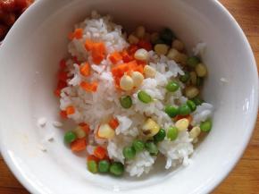 熟大米饭里加入胡萝卜丁、玉米粒、豌豆粒