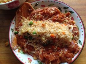 将鸡肉整理均匀，在中间放入米饭压实（米饭可以根据情况，多放或少放）