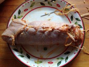 将鸡肉整理成长条状，先用棉线缝好，再用线扎紧定型，（这样可以使米饭完全被鸡肉包裹）