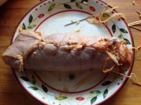 将鸡肉整理成长条状，先用棉线缝好，再用线扎紧定型，（这样可以使米饭完全被鸡肉包裹）