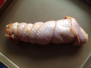 烤箱220度预热，鸡肉入烤盘，在鸡肉表面刷上一点蜂蜜水