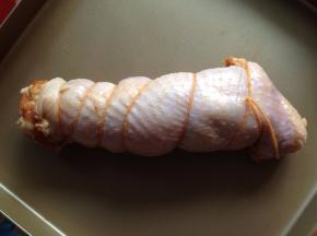 烤箱220度预热，鸡肉入烤盘，在鸡肉表面刷上一点蜂蜜水