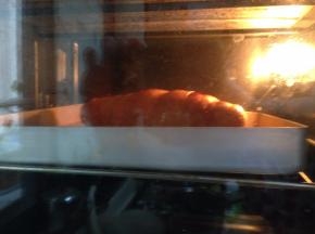 入烤箱上层，烤25-30分钟，颜色合适即可（中途可再刷鸡腿外皮两次）