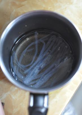 琼脂用水泡软。