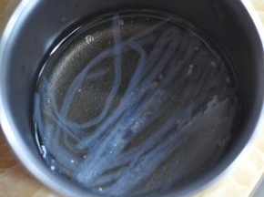 琼脂用水泡软。