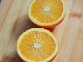 将橙子从中间切成两半。