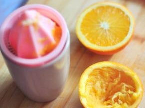 将橙汁挤出，同时不要弄破橙子壳。