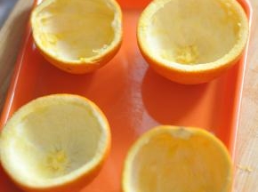 用勺背将橙壳里面的果肉掏出备用。