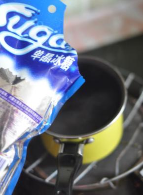 将泡着琼脂的水加热，放入冰糖，搅拌至琼脂和冰糖完全融化。