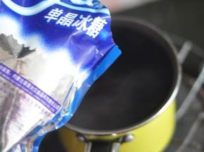 将泡着琼脂的水加热，放入冰糖，搅拌至琼脂和冰糖完全融化。