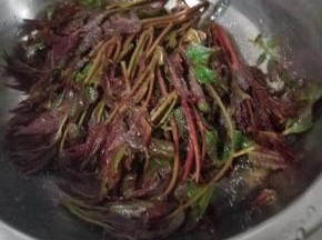 撒盐去一下水分，或者焯水，香椿最好不要直接炒菜。