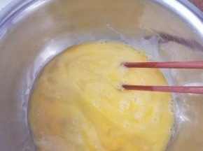 鸡蛋打散。