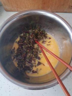 把香椿直接放入蛋液内。